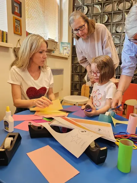 Malvorlagen, Bastelanleitungen und kreativen Extras wie einem Anti-Monster-Spray unterhielten die Kinder nach der Lesung. | Foto: Iris Schachinger-Koller