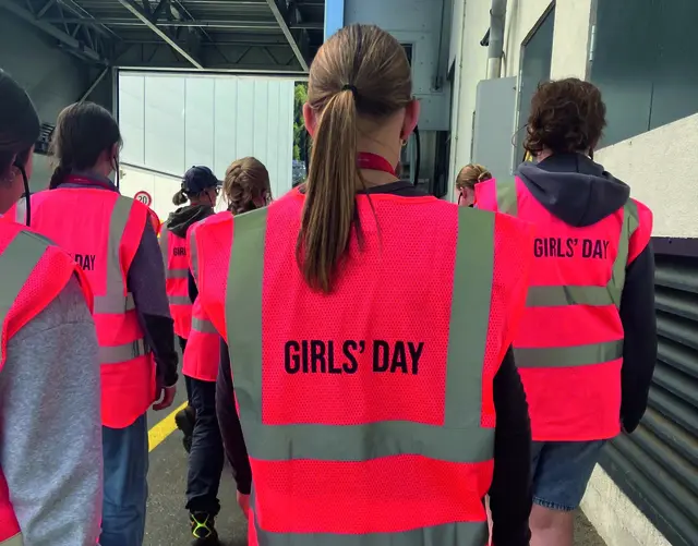 12 Mädchen haben am Girls‘ Day in die technischen Lehrberufe bei Egger am Standort St. Johann Einblick erhalten. | Foto: Egger