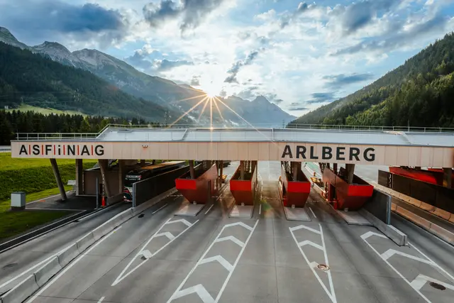 Die Einnahmen aus Mauten wuchs im Vorjahr auf über 2,7 Milliarden Euro an. Am Foto zu sehen ist die Mautstelle Arlberg. | Foto: Asfinag