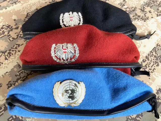 Schwarz für Panzertruppe, Rostbraun für Fernmeldetruppe und Blau für UN Friedenstruppe | Foto: Gerhard F. Dujmovits Austrian Soldier of Peace