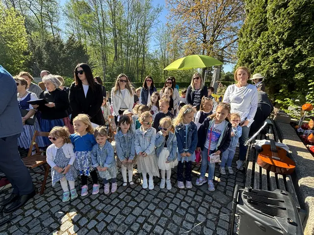 "Sprudel, sprudel, sprudel" hieß das Lied, das die Kindergartenkinder sangen. | Foto: Martin Wurglits