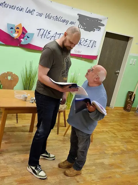„Das Ei des Korbinian“ erzählt auf humorvolle Weise vom Bauern Korbinian Gschwendtner, der verzweifelt einen Hoferben sucht. | Foto: Theaterverein Karlstein