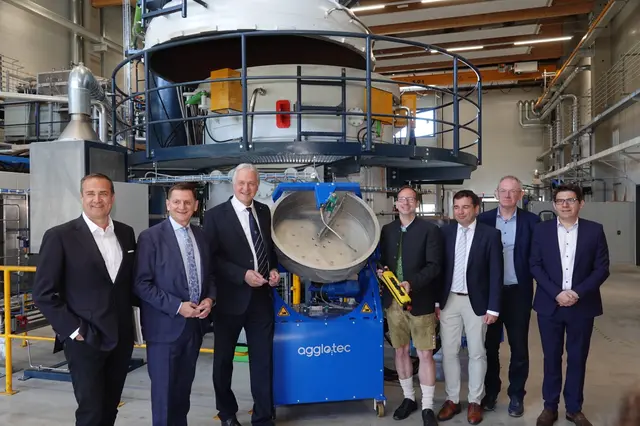 Gemeinsam präsentierten sie die neue Forschungsanlage. v.l.n.r.: Christoph Ludwig (Geschäftsführer SFG), Bürgermeister Kurt Wallner, Rektor Peter Moser, Dipl.-Ing. Robert Obenaus-Emler, assoz.-Prof. Jürgen Antrekowitsch, Univ.-Prof. Markus Lehner und Nicolas Gibert-Morin (GD REGIO). | Foto: MeinBezirk/Michael Blinzer