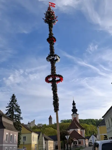 Maibaum in Klam. Eine Initiative der Landjugend Klam mit Feuerwehr und Musik. | Foto: Zinterhof
