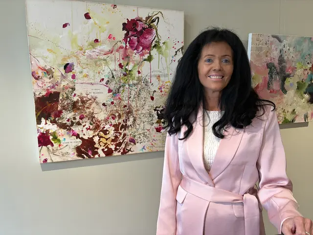 Brigitte Kohl wählte ihre Garderobe passend zu den sanften Pastellfarbein der ausgestellten Werke. | Foto: Anna Maria Kaufmann