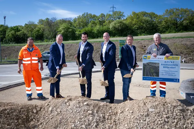 Spatenstich in Wöllersdorf: v.l.n.r NÖ Straßenbaudirektor Stv. Rainer Irschik, LH-Stv. Udo Landbauer, Andreas Fromm, Geschäftsführer ASFINAG Bau Management GmbH, Bürgermeister Florian Pfaffelmaier umrahmt von Mitarbeitern des Straßenbaudienstes. | Foto: NLK Pfeffer