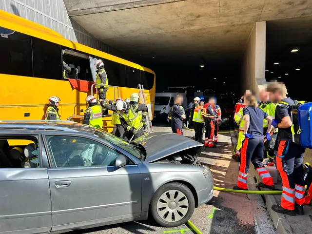 Die Businsassen wurden über ein Seitenfenster evakuiert. | Foto: Stadt Wien | Feuerwehr