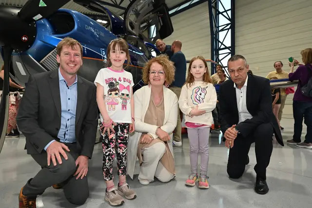 v.l. Rainer Gotsbacher (ecoplus Technopolmanager Wiener Neustadt); Mira Lutzer, Landesrätin Christiane Teschl-Hofmeister (ÖVP), Mina Neunkirchner, Johannes Frauenberger (Geschäftsführer Diamond Airborne Sensing GmbH) | Foto: Sonja Pohl