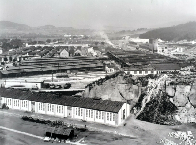 Ein riesiger Industriekomplex in der NS-Zeit: Die Lager Gusen I (im Vordergrund) und Gusen II (Hintergrund), wo die Häftlinge für das Stollensystem Bergkristall gefangen waren. | Foto: US National Archives and Records Administration