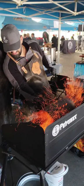 Beim Grillen unter Zeitdruck ging es heiß her. | Foto: Smokey Guys BBQ Wildenau