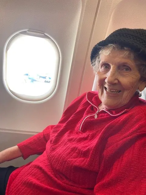 Anna Wurst aus Lockenhaus reist erneut per Flugzeug in die Schweiz, um ihre Familie zu besuchen. | Foto: Judith Schlögl