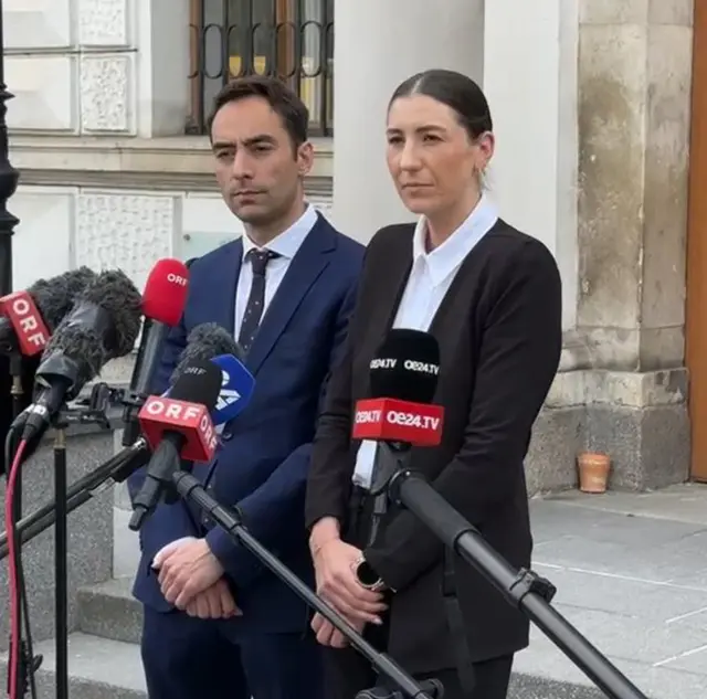 In der Prozesspause standen die Verteidiger der Presse Rede und Antwort. | Foto: Peter Zezula