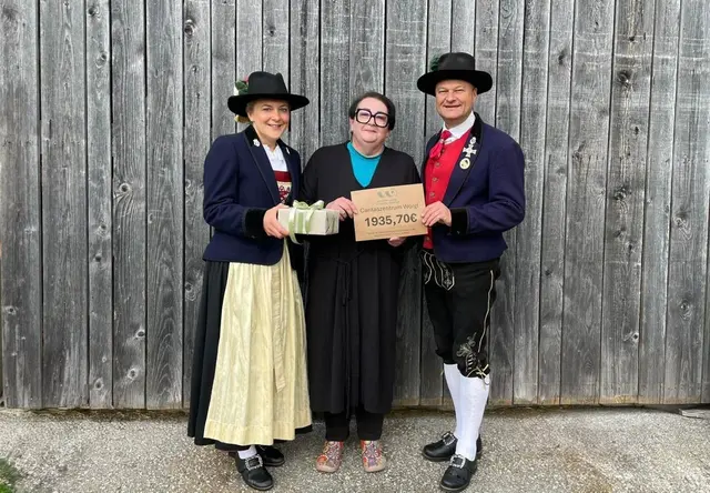 Obfrau Maria Scharnagl-Prosch (li.) und Stadtmusikkapellmeister Johannes Puchleitner übergeben die Spende an Andrea Klapper von der Caritas Sozialberatung (Mitte).  | Foto: Stadtmusikkapelle Wörgl