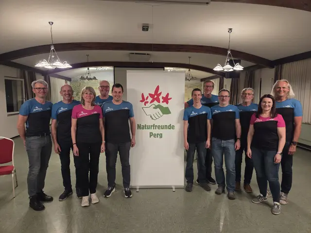 Der neue Vorstand der Naturfreunde Perg. Roland Holzer (5. von links) löste Karl Gaisrucker (ganz rechts am Bild) als Obmann ab. | Foto: Naturfreunde Perg