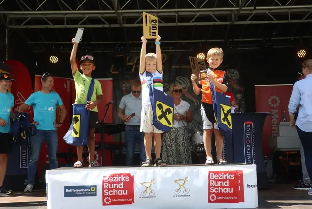 Die Kinder sind sichtlich stolz über ihren Erfolg beim „kleinen“ Radmarathon. | Foto: Eventfoto/Maringer