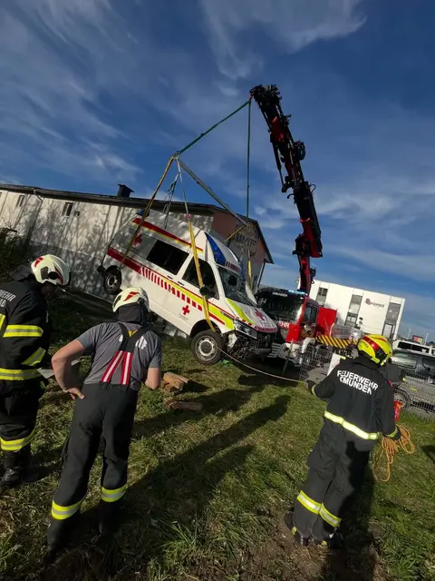 In St. Konrad ist am Montagnachmittag auf der B120 Scharnsteiner Straße ein Rettungsfahrzeug von der Straße abgekommen. | Foto: Facebook/Freiwillige Feuerwehr Gmunden