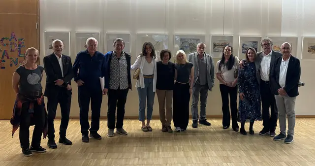 Die ausstellenden Künster:innen, von links: Edi Pfeifer, Oswald Stotter, Peter Regensburger, Charly Walser, Isabell Walser, Heidrun Rudigier, Hannah Sailer, Eugen Walser, Krisztina Jehle, Jenifer Matzohl, Werner Prantauer und Andreas Juen (Direktor MMS Paznaun).  | Foto: Elisabeth Zangerl