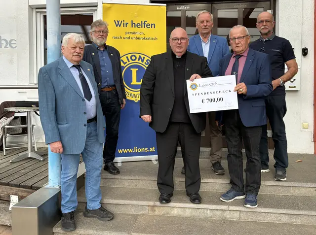 Präsident Paul Grosz (2.v.re.) übergibt den Scheck an Stadtpfarrer Kanonikus Franz Brei (Mitte). | Foto: Anna Maria Kaufmann