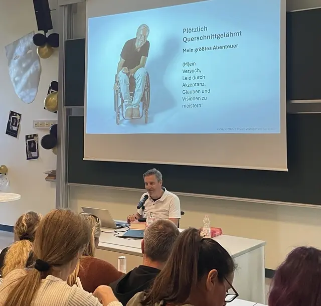 Walter Seebacher mit seinem persönlichen Bericht „Plötzlich querschnittsgelähmt – Mein großes Abenteuer“. | Foto: Bildungszentrum Nord der Caritas