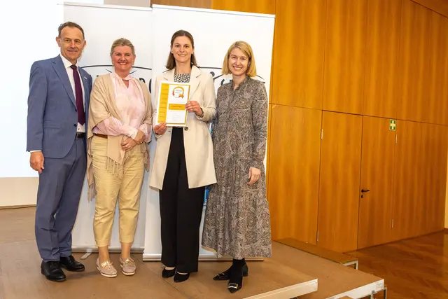 Sport-Fachinspektor Friedrich Scherrer, Direktorin der MS St. Aegidi Brigitte Hackner, Sportkoordinatorin der Schule Tina Humer und Landesrätin Christine Haberlander. | Foto: MS St. Aegidi