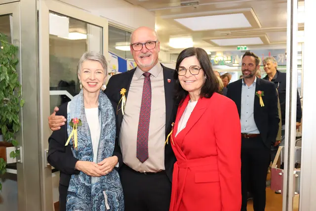 Bürgermeister Klaus Glanznig mit Landesrätin Marika Lagger-Pöllinger (r.) und Landesrätin Gaby Schaunig (l.) | Foto: MeinBezirk/Chiara Kresse