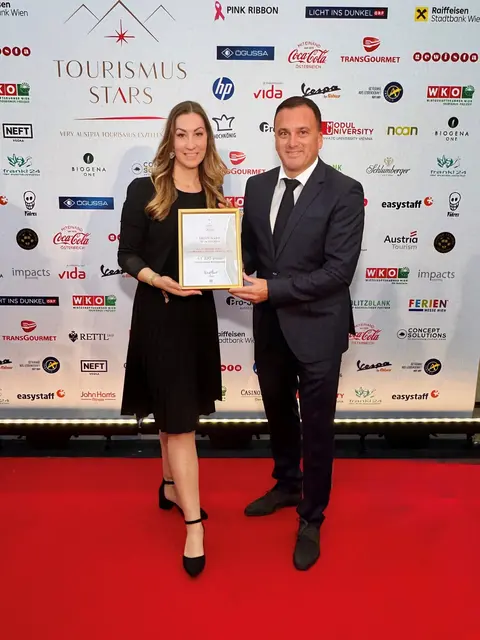 Tourismusstars Award 2026 für die OÖ Skigebiete Hinterstoder und Wurzeralm: Marketingleiterin Andrea Zielinski und Vorstand Rainer Rohregger freuten sich über die Auszeichnung der Hinterstoder-Wurzeralm Bergbahnen AG. | Foto: HIWU