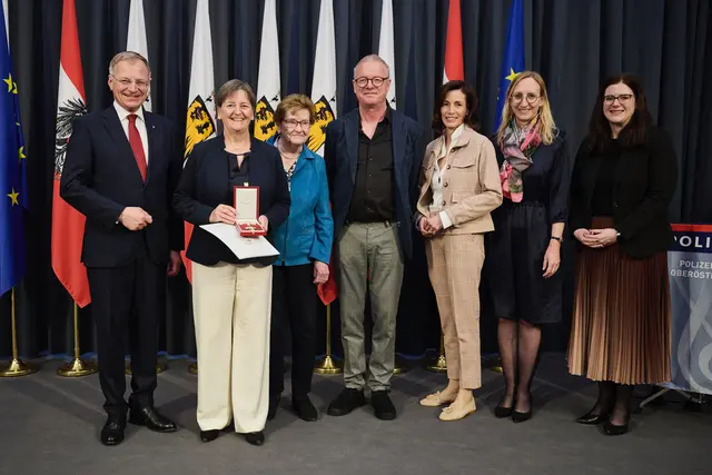Sabine Reiter (2.v.l.) erhielt das Golende Ehrenzeichen für Verdienste umd en OÖ Landesdienst durch Landeshauptmann Thomas Stelzer (l.). | Foto: Land Oberösterreich