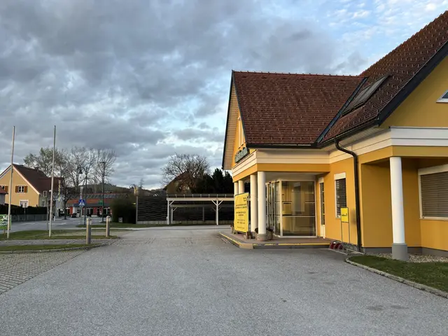 Das ehemalige Gebäude der Raiffeisenbank Heimschuh (r.) ist nur wenige Schritte vom Gemeindeamt (l.) entfernt. | Foto: MeinBezirk/Waltraud Fischer