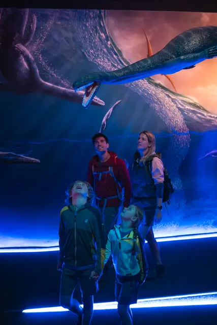 Urzeit hautnah erleben: Vor beeindruckenden, lebensgroßen Darstellungen prähistorischer Meeresriesen wird der Besuch im Triassic Park zu einer Reise durch Millionen Jahre Erdgeschichte. | Foto: Bergbahn Steinplatte