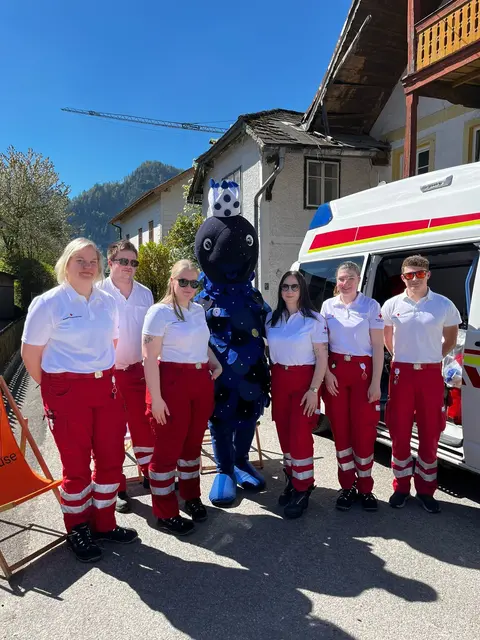 Das Rotkreuz-Team in Unterach am Attersee mit dem Regionsmaskottchen "Perla" beim 29. Rad-Erlebnistag am Attersee. | Foto: Salzkammergut Tourismus Marketing GmbH