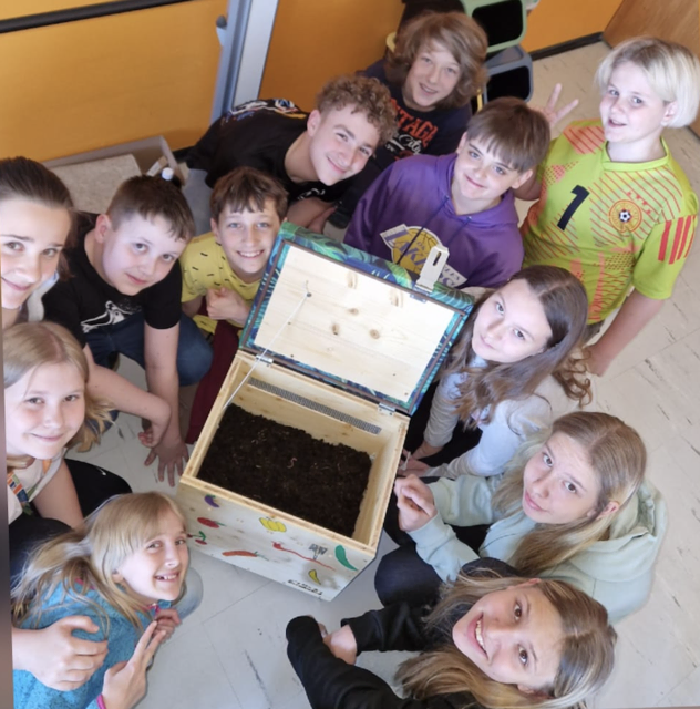Hanna Neuditschko, Alina Wühl, Leonie Habisohn, Leon Wühl, Raphael Bartuschek, Markus Schuhmacher, Natan Seidl, Maximilian Ruso, Mateo Hofbauer, Jasmin Hager, Angelina und Celina Macho (v.l.) zeigen die Wurmkiste | Foto: MS Kautzen