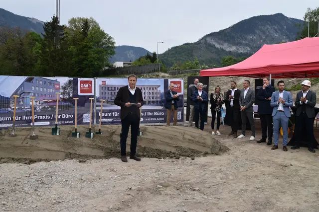 Josef Feichtner (Unterberger Immobilien) begrüßte die Anwesenden zum Spatenstich.  | Foto: Barbara Fluckinger