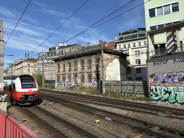 Direkt neben den Bahngleisen verfällt das denkmalgeschützte Gebäude.  | Foto: Luca Arztmann/MeinBezirk