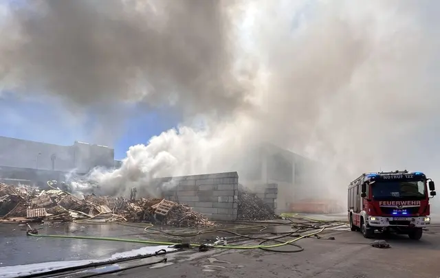 Das Feuer drohte auf eine Halle umzugreifen, das konnte jedoch verhindert werden. | Foto: Stadt Wien, Berufsfeuerwehr