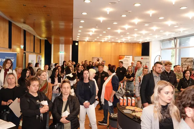 Bereits bei der Eröffnung fanden sich viele Gäste im großen Saal ein. | Foto: MeinBezirk/Michael Blinzer