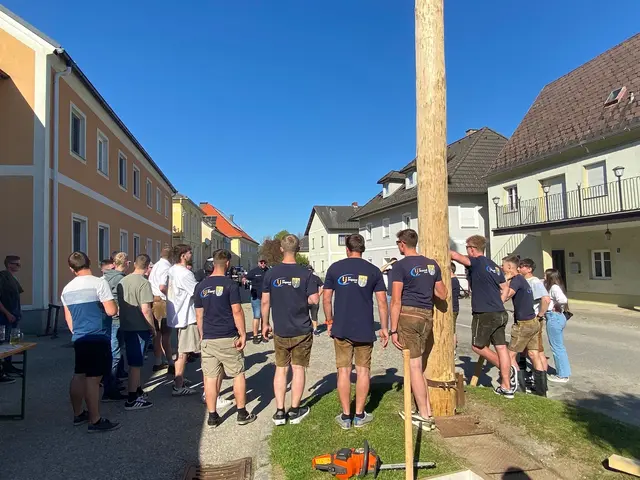 Maibaum in Klam. Eine Initiative der Landjugend Klam mit Feuerwehr und Musik. | Foto: Landjugend Klam