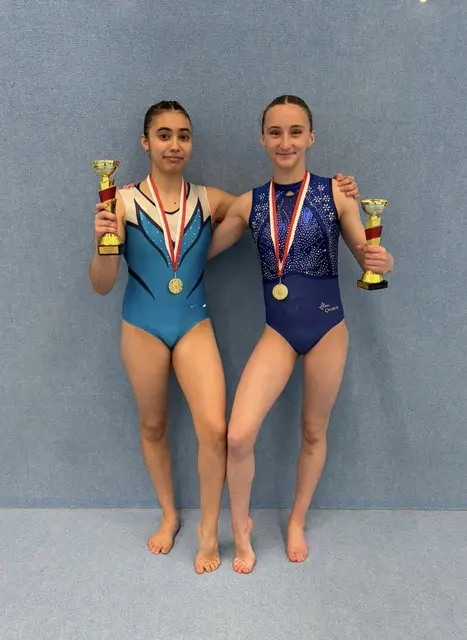 Mia Dakovic und Kenza Ben Abderrahmane holen Gold bei den Tiroler Meisterschaften im Kunstturnen und krönen sich zu Tiroler Meisterinnen 2026.