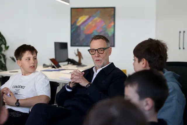 Bgm.-Stv. Klaus Schuchter beantwortete geduldig und ausführlich die Fragen der VolksschülerInnen. | Foto: MGT/Pichler