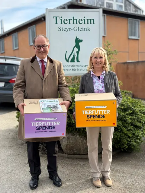 Tierschutz-Landesrat Martin Winkler und Monika Stadler, Leiterin Tierheim Steyr. | Foto: Christoph Klebinder/Land OÖ