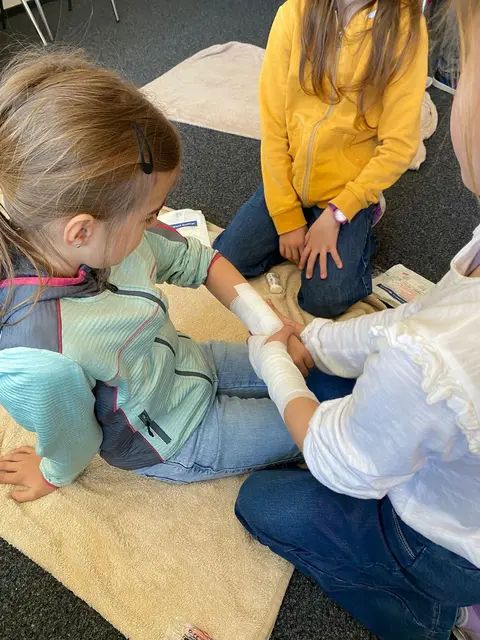 Die Kinder lernten spielerisch Erste-Hilfe-Maßnahmen wie Pflaster kleben und Wunden versorgen. | Foto: OÖ Kinderwelt