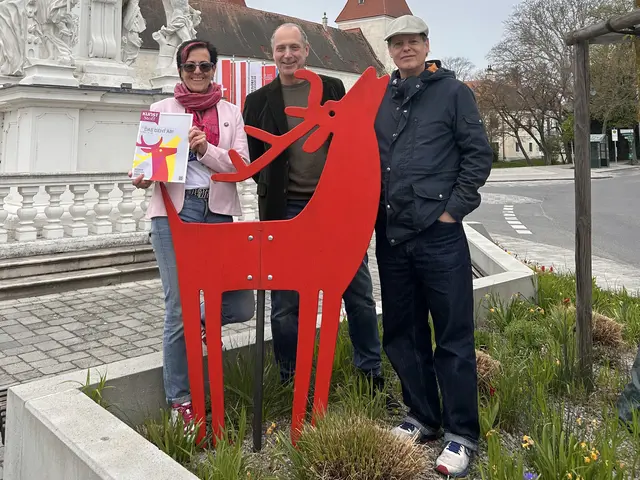 v.l.n.r.: Elisabeth Wagnes (Bürgermeisterin Orth, Martin Vogg (Festivalleitung, Geschäftsführung der Kulturvernetzung Niederösterreich), Gerald Straub (Projekt „Pavillon“) | Foto: Gemeinde Orth
