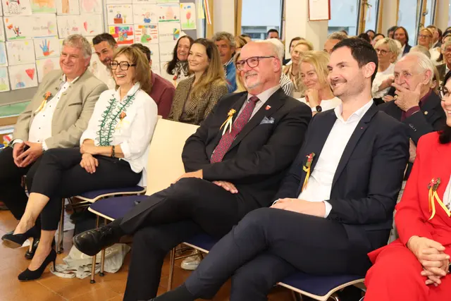 Klaus Glanznig (Mitte) und seine Frau Christa (l.) genossen den Abend, der ihm zu Ehren in der MS Gegendtal durchgeführt wurde. | Foto: MeinBezirk/Chiara Kresse