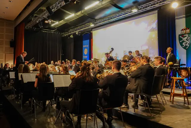 60 Musikerinnen und Musiker des Blasorchesters des Johann-Joseph-Fux Konservatoriums sorgten für ein musikalisches Erlebnis und begeisterten knapp 300 Besucherinnen und Besucher im Zentrum Feldbach. | Foto: Rotary | Meier