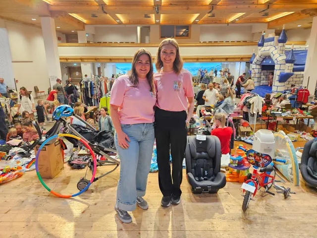 Charlotte Steiner (l.) und Jessica Kogler organisierten zum dritten Mal den Flohmarkt Kirchberg.