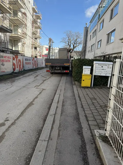 Auch die Parksituation belastet die Anrainerinnen und Anrainer. Baustellenautos würden teilweise im Drygalskiweg für Verladetätigkeiten halten. | Foto: Privat