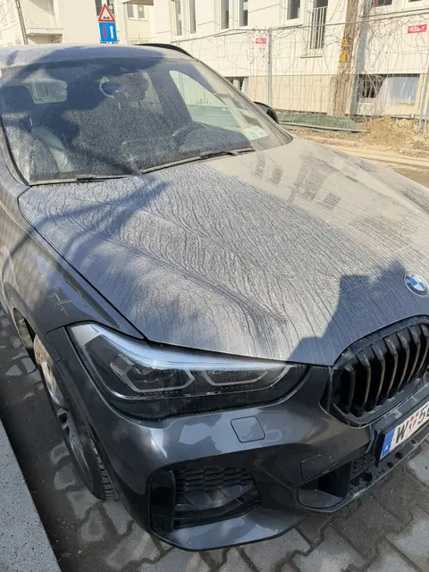 Zu Zeiten verdreckt der Staub sogar die parkenden Autos. | Foto: Privat