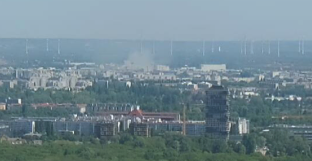 Mit einem Großaufgebot kämpft man gegen die Flammen. | Foto: Screenshot Panomax Arsenal.