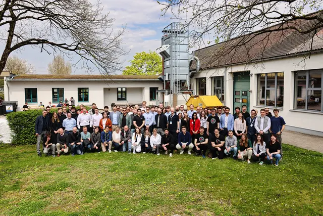 Tolle Erinnerungen an die HTL1-Schulzeit: Das obligatorische Foto mit den Absolventen der Bildungseinrichtung. | Foto: HTL1 Bau&amp;Design