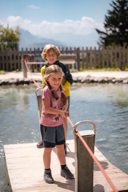 Spielerische Herausforderungen: Am Wasserparcours fördern einfache Aufgaben Gleichgewicht, Konzentration und Teamgeist. | Foto: Bergbahn Steinplatte