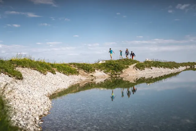 Aktiv am Wasser: Der Triassic Beach lädt mit Spiel, Bewegung und Natur zu sommerlichen Abenteuern ein. | Foto: Bergbahn Steinplatte